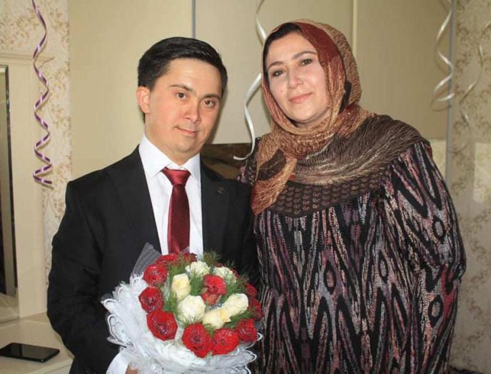 У Таджикистані мати одружила особливого сина, похвалившись красунею-невісткою0