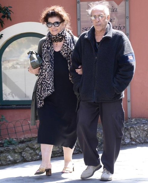 Разом 60 років! 85-річного Челентано сфотографували на прогулянці з 79-річною дружиною Клаудією Морі0