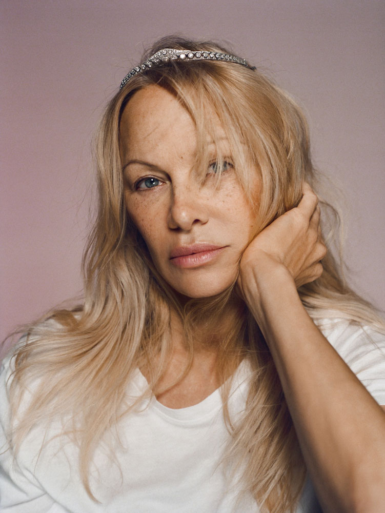 Памела Андерсон в унікальній фотосесії: природна краса без макіяжу в 56 років9